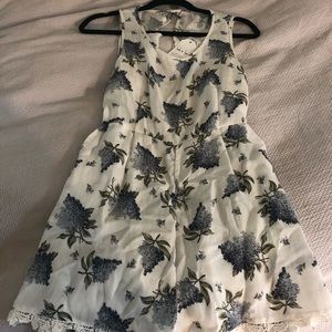 *SOLD* Sadie and Sage White Floral Romper size M